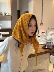 Gros plan sur l'écharpe en maille crochet jaune vif 100% laine avec détails ajourés