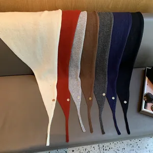 Detailansicht bunter Woll-Strickschals mit Metallschnallen in fächerförmiger Anordnung