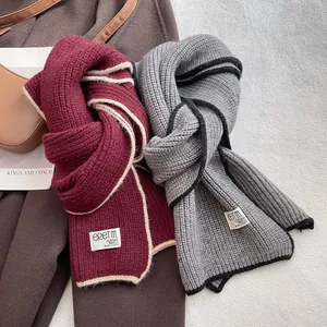 Écharpes oversize en tricot de laine bordeaux et gris foncé avec bordures contrastées