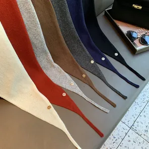 Detailansicht der Strickschals aus Wollmischung in sieben Farben mit Pferdemetallschnalle