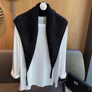 Détail de l'écharpe triangle en laine noire ajourée avec motifs crochetés complexes