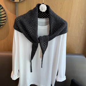 Détail d'un châle gris en tricot ajouré 100% laine avec une texture fine sur cintre