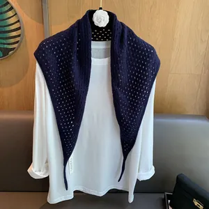 Détail de l'écharpe en laine bleu marine montrant la texture ajourée et la maille douce