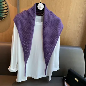 Détail du châle en laine tricotée violette avec motifs ajourés et liens délicats