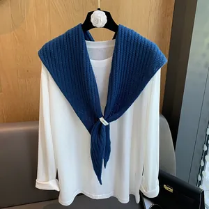 Détail d'un châle bleu foncé en 100% pure laine avec une texture en maille côtelée