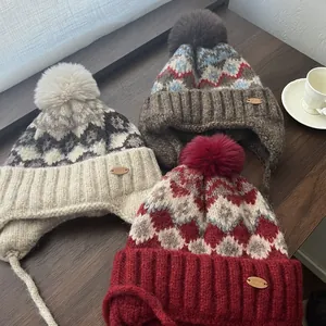 Πλεκτός σκούφος Fair Isle με πομ πόν και προστατευτικά αυτιών σε vintage σχέδια