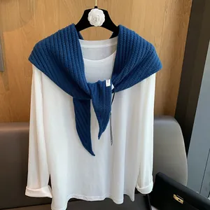 T-shirt blanc à manches longues avec un châle en laine tricotée bleu foncé élégant