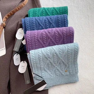 Klassieke merino wollen sjaal met kabelpatroon en gekleurde spikkels in diverse winterkleuren