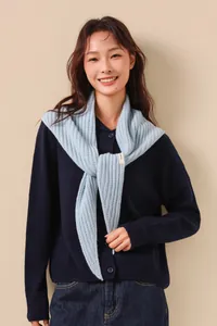 Détail de l'écharpe en maille 100% laine bleu clair avec texture côtelée et toucher doux