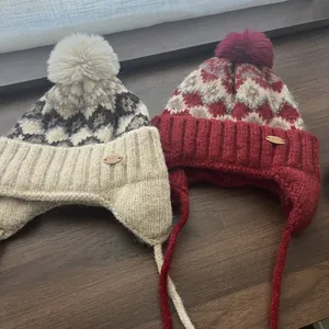 Λεπτομέρεια από πλεκτό σκούφο Fair Isle με φουντωτό pompom και γεωμετρικό σχέδιο