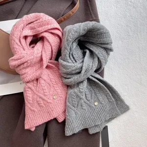 Klassieke kabelgebreide merino wollen sjaals in roze en grijs met vintage metalen hangers