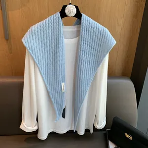 Châle en tricot bleu clair 100% pure laine avec motif ajouré et texture haut de gamme