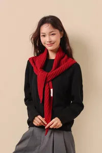 Texture détaillée du châle en tricot 100% pure laine rouge avec motif côtelé