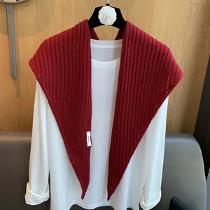 Détail de l'étiquette 100% pure laine sur châle en maille côtelée rouge foncé