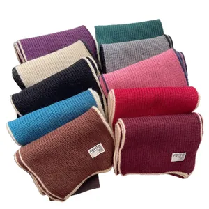 Écharpes en maille de laine multicolores avec d'élégantes bordures contrastées