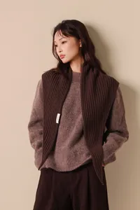 Détail de l'étiquette 100% laine pure montrant le tissu et la texture du tricot premium