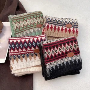 Sciarpe in maglia Fair Isle in quattro colori vintage con etichette in pelle decorative
