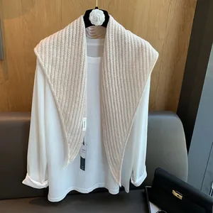 Détail montrant la texture 100% laine pure et le motif en tricot côtelé du châle beige