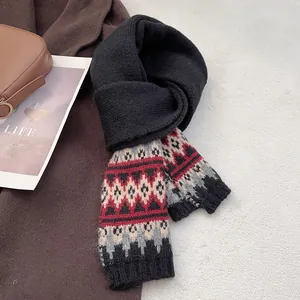 Dettaglio del motivo a maglia Fair Isle su una sciarpa invernale spessa rossa e nera