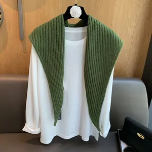 Gros plan du châle vert en tricot 100% laine avec texture côtelée et motif arête de poisson