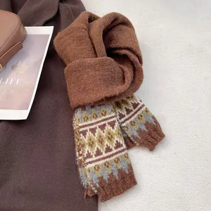 Dettaglio della sciarpa in maglia marrone con motivo Fair Isle e trama invernale