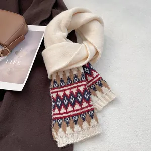 Dettaglio della sciarpa in maglia Fair Isle con motivi geometrici e bordo a coste