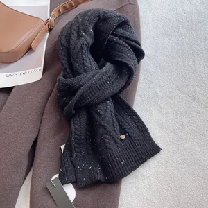 Gedetailleerde gebreide textuur van merino wollen sjaal met kabelpatroon en tweed accenten