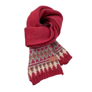 Sciarpa rossa in maglia Fair Isle con motivi nordici e targhetta in pelle per l'inverno