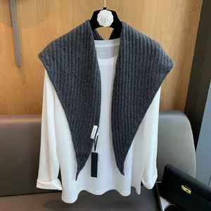Détail du châle triangulaire en 100 % laine gris foncé avec texture en maille côtelée