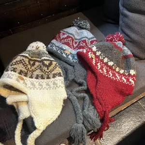 Bonnet en tricot avec cache-oreilles, motif jacquard nordique et pompon pour l'hiver