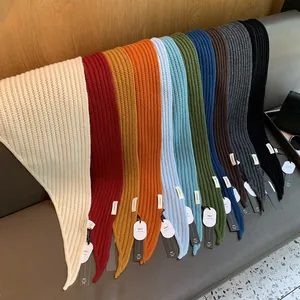 Détail de châles en maille 100% laine multicolores montrant la texture en arête de poisson