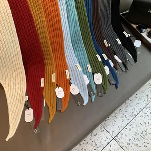 Gros plan d'écharpes en 100% laine vierge multicolores avec maille côtelée et étiquettes