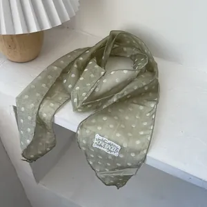 Salbeigrüner Polka-Dot-Schal mit weicher Faltenstruktur und feiner Stickerei am Rand