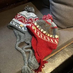 Bonnet d'aviateur tricoté style ethnique avec pompons et cache-oreilles d'hiver
