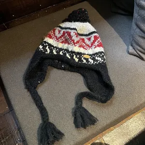 Détail du bonnet en tricot ethnique avec motifs géométriques et rabats d'oreilles