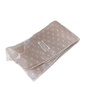 Eleganter Seidenschal mit Punkten in Kaffeebraun und besticktem dekorativem Patch