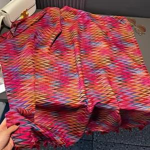 Sciarpa leggera con motivi a zigzag colorati e nappe per i viaggi estivi