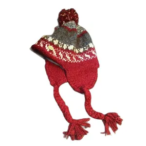 Chapeau de trappeur tricoté ethnique rouge avec motifs géométriques, pompons et cache-oreilles