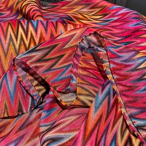 Sciarpa di seta colorata con motivo a zigzag in tessuto leggero e drappeggio elegante