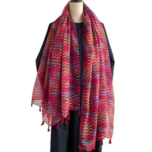 Sciarpa leggera con motivi geometrici colorati e nappe con frange rosse