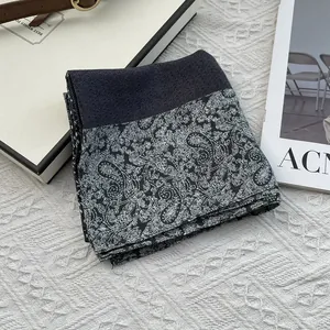 Elegante pañuelo cuadrado de algodón y lino con motivo paisley en tonos negro y gris