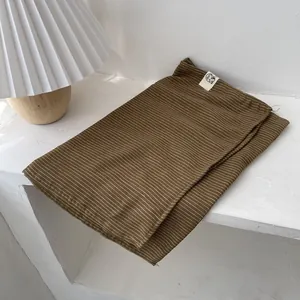Écharpe japonaise en coton et lin à rayures marron avec texture textile élégante