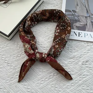 Primer plano de un pañuelo vintage de algodón y lino con estampado floral y nudo elegante