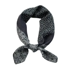 Pañuelo de mujer en algodón y lino con estampado paisley y floral en patchwork gris