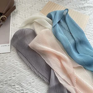 Plissierte schmale Schals in Grau, Weiß, Blau und Rosa mit feiner vertikaler Faltenstruktur