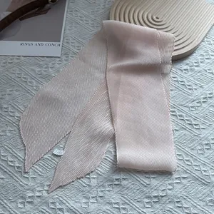 Detailansicht des blassrosa plissierten Seidenschals mit feiner Kantennaht und Textur
