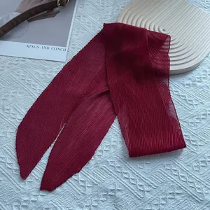 Detailansicht der plissierten weinroten Seidenschal-Textur und der eleganten Enden