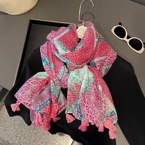 Écharpe bohème à motif géométrique avec pompons roses et imprimé floral léger