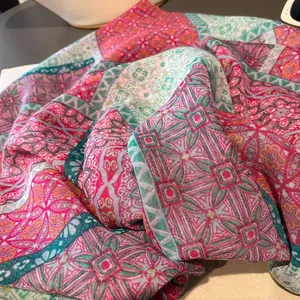 Écharpe de style bohème avec motif géométrique floral rose et vert en fil de Bali