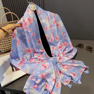 Écharpe légère en coton pour femme avec motif floral rose et pompons en bleu élégant